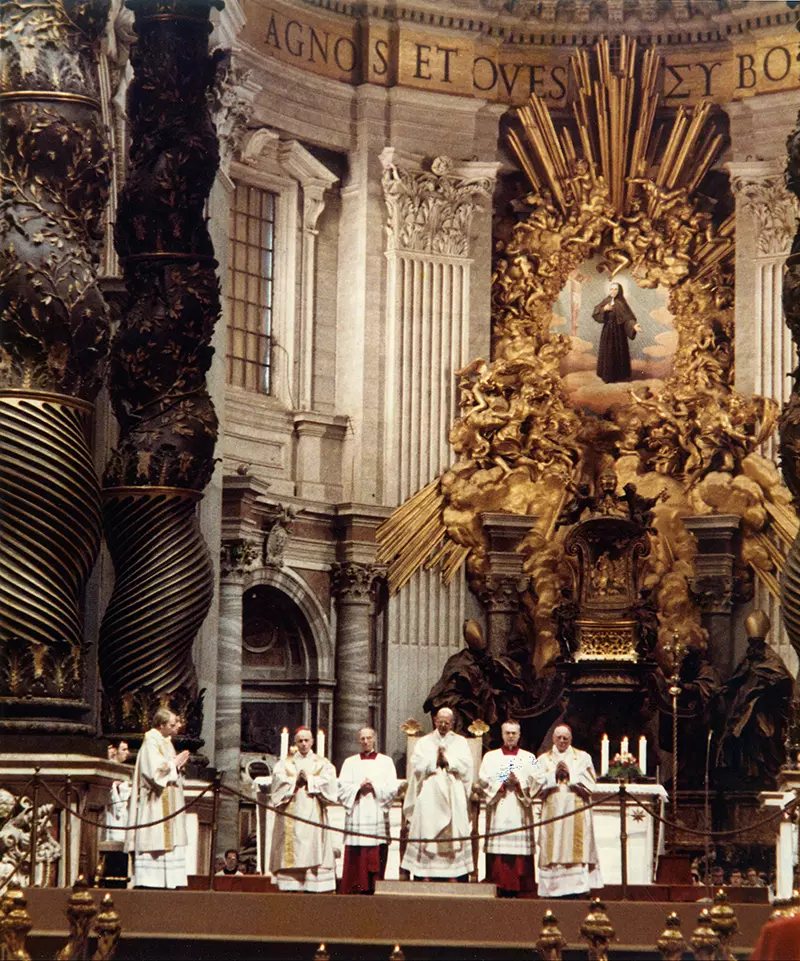 Papst Paul VI. mit dem kurz zuvor enthüllten Bild der seliggesprochenen Katharina Kasper im Hintergrund (Bildnachweis: L'Oservatore Romano Citta' del Vaticano, Arturo Mari)