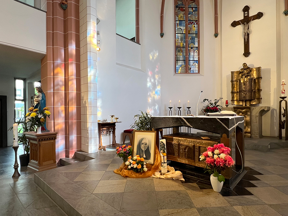 Der mit Blumen festlich geschmückte Altar mit einem Bild von Katharina Kasper
