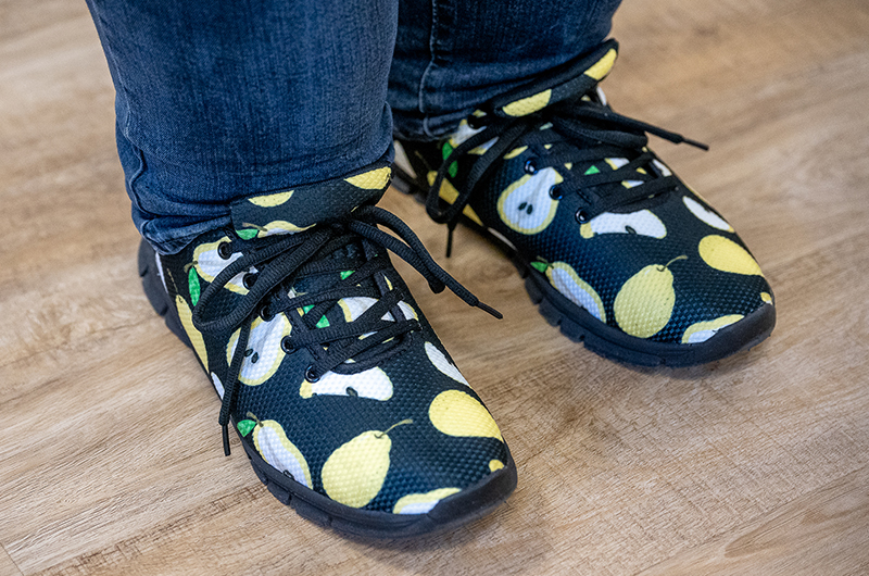 Schuhe mit Birnenmotiv