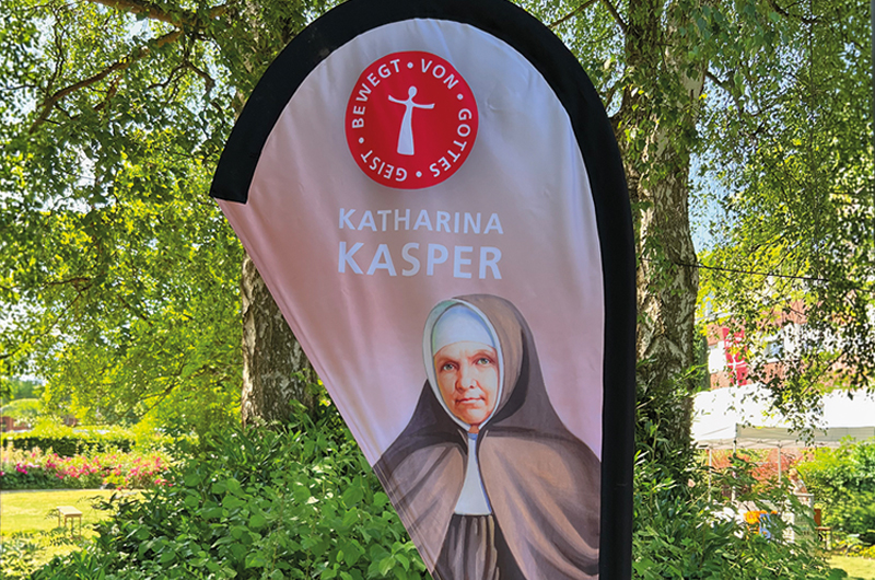 Beachflag im Klosterpark mit Katharina Kasper als Bildmotiv