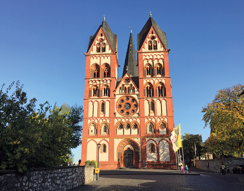 Der Limburger Dom vor blauem Himmel